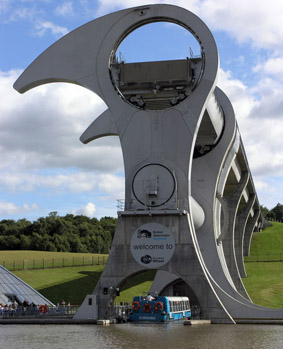 487px-Falkirk_Wheel_Boat_Entry_SMC.jpg