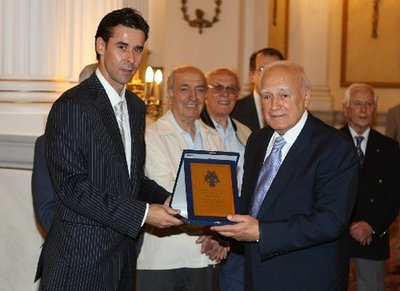 aekpapoulias_485x.jpg