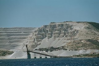 Ορυχείο κίσσηρης (ελαφρόπετρας) στην νήσο Γυαλί κοντά στην Νίσυρο.jpg