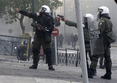 capt.04bcda866abc43299c870224816cd5f8.greece_riots_xdm124.jpg